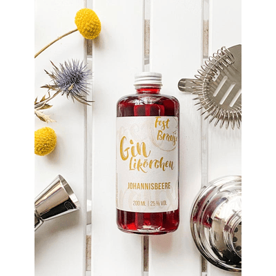 Gin liqueur with currant