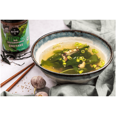 Organic seaweed soup shiitake