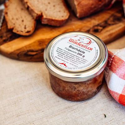 The Wurschtler Bierhäxle with Doppelbock beer - sausage preparation