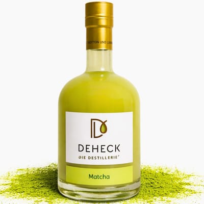 Matcha liqueur in matcha latte style