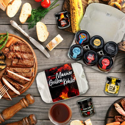 Geschenkset "Echte Männer grillen mit Kohle" (1x Superscharfer Senf + 1x Whisky Senf + 1x Gin Senf + 1x Grill Sauce + 1x Steak Marinade + 1x Schwarzes Hawaii Salz)