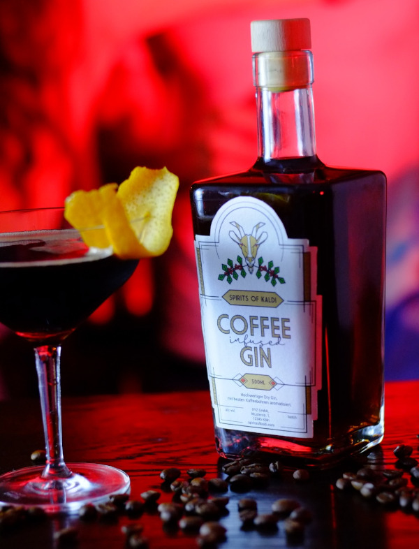 Der Coffee Gin zeigt erst Zitrus und Wacholder, dann eine kräftige Espressonote. Ein Tipp der Hersteller: Coffee Gin Tonic
