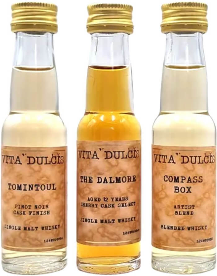 Beispielhaft der Flaschen hinten den Türchen der Whisky Adventskalender von Vita Dulcis Beispielhaft der Flaschen hinten den Türchen der Whisky Adventskalender von Vita Dulcis