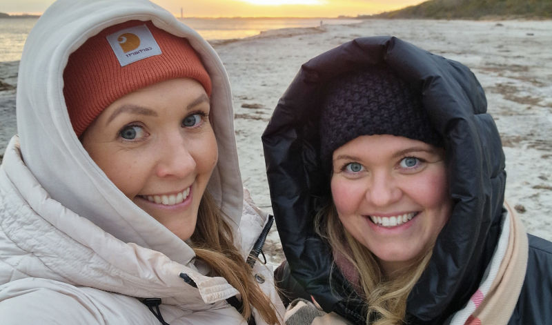 Selina und Franzi sind die beiden Gründerinnen von Nordic Moments Design & 54°NORD Gin Selina und Franzi sind die beiden Gründerinnen von Nordic Moments Design & 54°NORD Gin