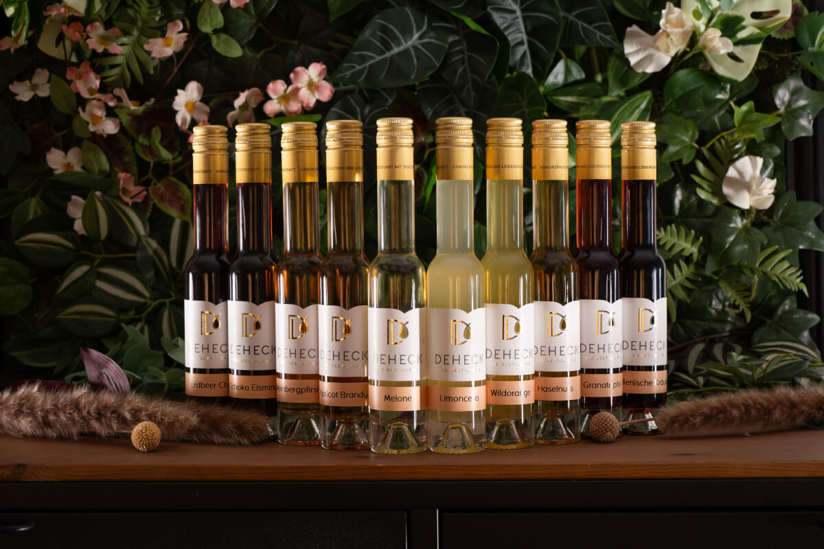 Bei der Destillerie Deheck flacht der Gin-Hype etwas ab, dafür nimmt das Interesse an Whisky wieder zu - ganz zur Freude des Teams, denn seit einigen Jahren verfügt die Brennerei über einen eigenen Whisky-Keller Bei der Destillerie Deheck flacht der Gin-Hype etwas ab, dafür nimmt das Interesse an Whisky wieder zu - ganz zur Freude des Teams, denn seit einigen Jahren verfügt die Brennerei über einen eigenen Whisky-Keller