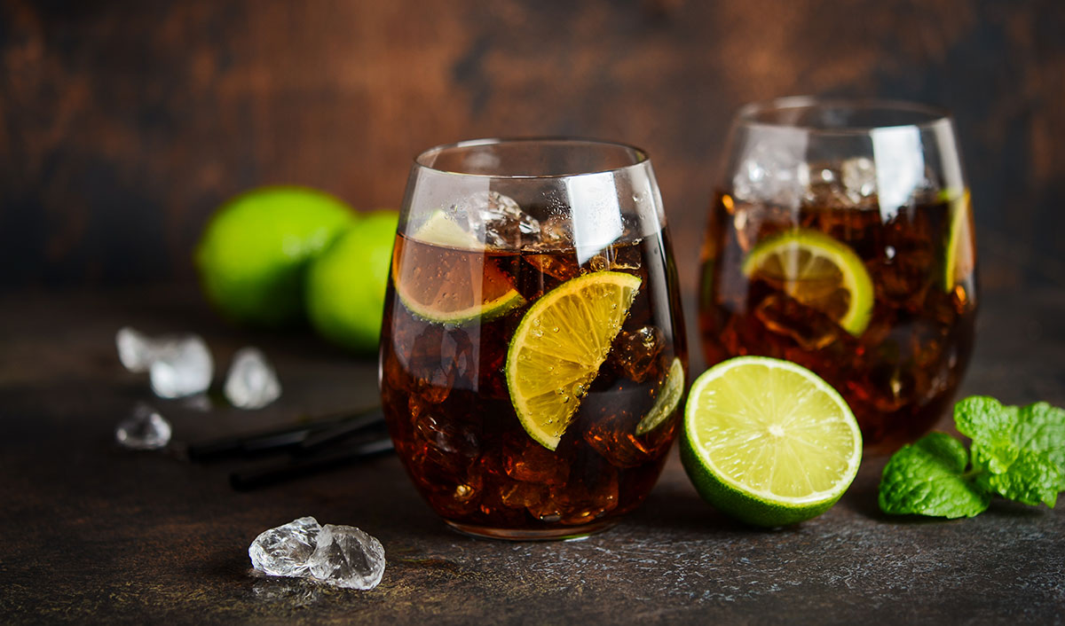Rezept für einen würzigen Mocktail mit alkoholfreiem Rum