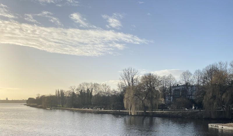 Das Alster hat seinen Namen vom Fluss Alster, der durch Hamburg fließt Das Alster hat seinen Namen vom Fluss Alster, der durch Hamburg fließt