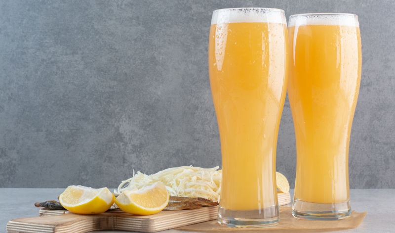 Beim Alster bzw. Radler wird Bier mit Zitronenlimonade gemischt Beim Alster bzw. Radler wird Bier mit Zitronenlimonade gemischt