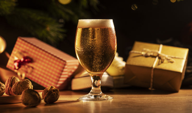 Weihnachtliche oder Winterbiere sind ein tolles Geschenk unterm Weihnachtsbaum