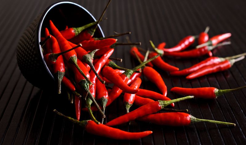 Die Cayenne Chili, auch Cayenne Pfeffer genannt, wird gerne als Gewürzpulver verwendet