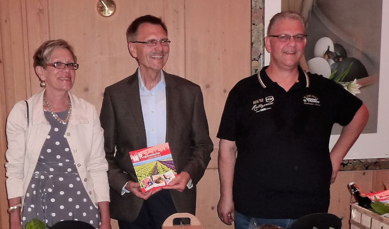 Willi Schlegel und seine Frau Ute kümmern sich vor allem um den geschäftlichen Teil, während Günther im Hintergrund für die Wurst-Rezepturen verantwortlich zeichnet. Willi Schlegel und seine Frau Ute kümmern sich vor allem um den geschäftlichen Teil, während Günther im Hintergrund für die Wurst-Rezepturen verantwortlich zeichnet.
