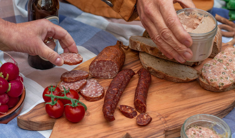 Alle Spezialitäten der Wurschtler zeichnen sich durch beste Qualität, regionale Verarbeitung und intensives Aroma aus. Alle Spezialitäten der Wurschtler zeichnen sich durch beste Qualität, regionale Verarbeitung und intensives Aroma aus.