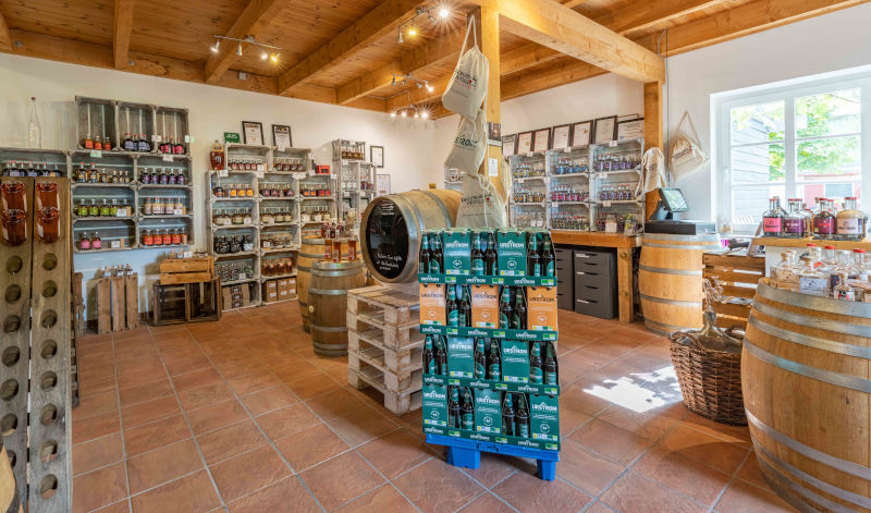 Begonnen haben die beiden Brauer mit ihrer eigenen URSTROM Brauerei - und wurden bald auch zu Brennern mit einem vielfältigen Sortiment. Begonnen haben die beiden Brauer mit ihrer eigenen URSTROM Brauerei - und wurden bald auch zu Brennern mit einem vielfältigen Sortiment.