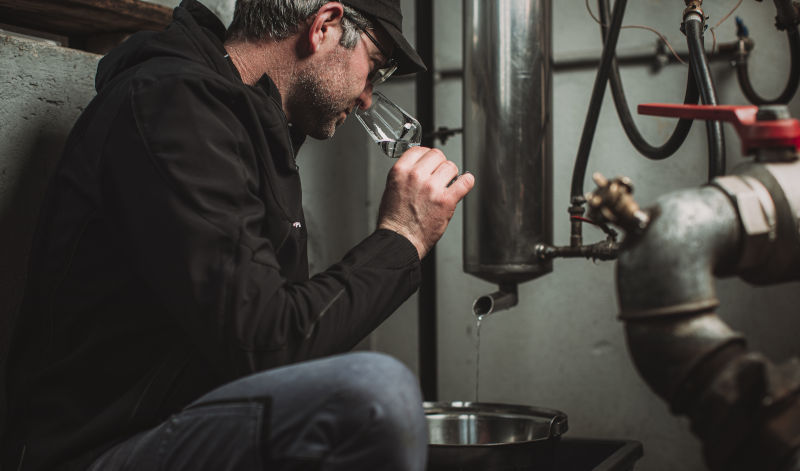 Für Axel ist es jedes mal wieder aufs neue spannend, die Aromen seiner Zutaten möglichst klar ins Destillat zu bekommen Für Axel ist es jedes mal wieder aufs neue spannend, die Aromen seiner Zutaten möglichst klar ins Destillat zu bekommen