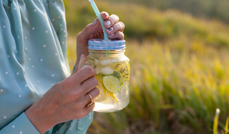 Selbstgemachte Limonaden eignen sich hervorragend zum Mitnehmen auf einen Camping-Ausflug Selbstgemachte Limonaden eignen sich hervorragend zum Mitnehmen auf einen Camping-Ausflug