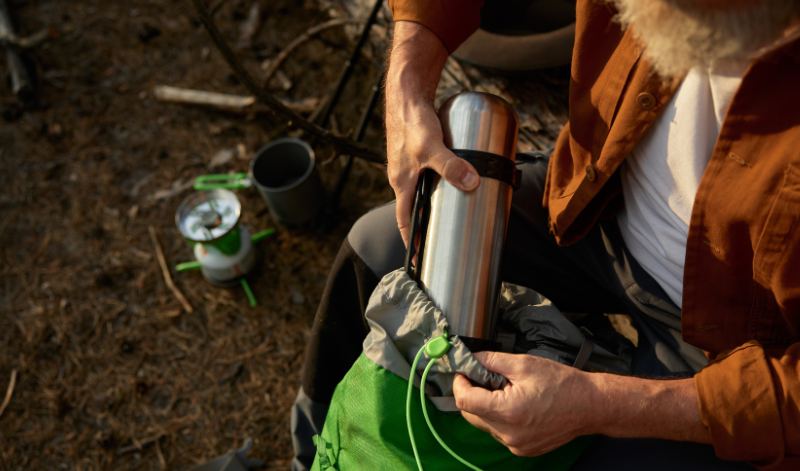 Auch Cold Brew Kaffee kann beim Camping für Erfrischung sorgen. Auch Cold Brew Kaffee kann beim Camping für Erfrischung sorgen.