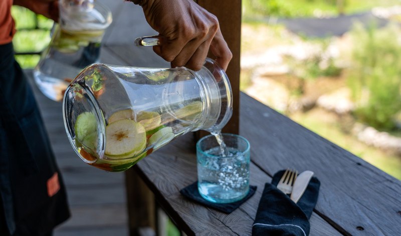 Auch beim Camping kannst du dein Wasser mit frischen Früchten aromatisieren. Auch beim Camping kannst du dein Wasser mit frischen Früchten aromatisieren.