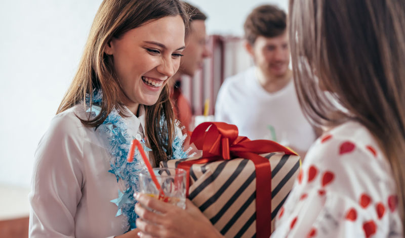 Ein alkoholfreier Gin ist eine tolle Geschenkidee für alle, die auf Alkohol verzichten müssen oder wollen Ein alkoholfreier Gin ist eine tolle Geschenkidee für alle, die auf Alkohol verzichten müssen oder wollen