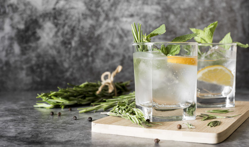 Gins mit besonderen Botanicals sind ein tolles Geschenk für Gin-Fans Gins mit besonderen Botanicals sind ein tolles Geschenk für Gin-Fans