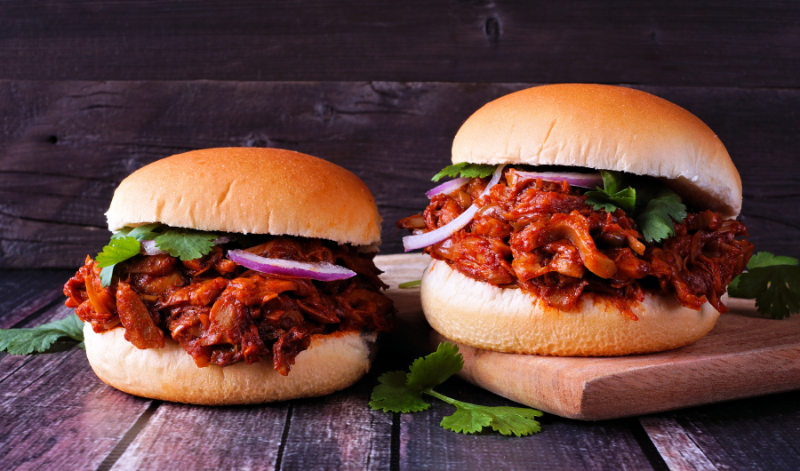 Jackfruit ist eine tolle Fleisch-Alternative für Burger, Tacos & Co. Jackfruit ist eine tolle Fleisch-Alternative für Burger, Tacos & Co.