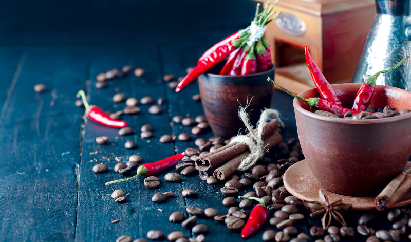 Du suchst nach einem ausgefallenen Weihnachtsgeschenk? Wie wäre es mit einem aromatisierten Kaffee, zum Beispiel mit Chili? Du suchst nach einem ausgefallenen Weihnachtsgeschenk? Wie wäre es mit einem aromatisierten Kaffee, zum Beispiel mit Chili?