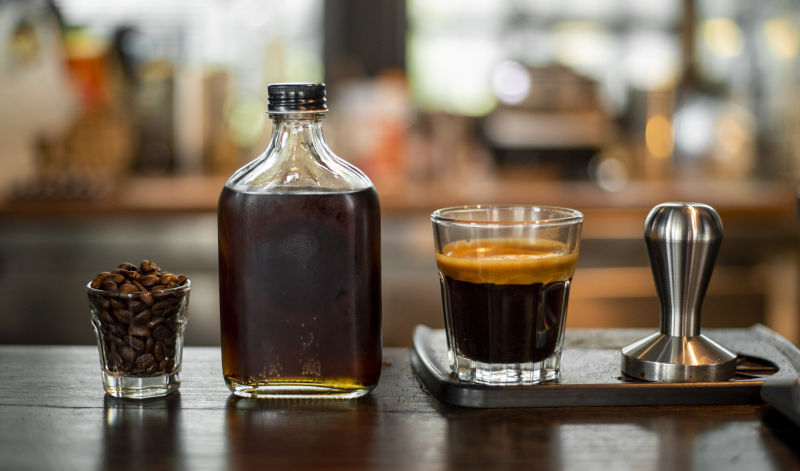 Kaffee-Liköre oder Feinkost mit Kaffee sind eine tolle Geschenkidee für jeden Kaffeejunkie Kaffee-Liköre oder Feinkost mit Kaffee sind eine tolle Geschenkidee für jeden Kaffeejunkie