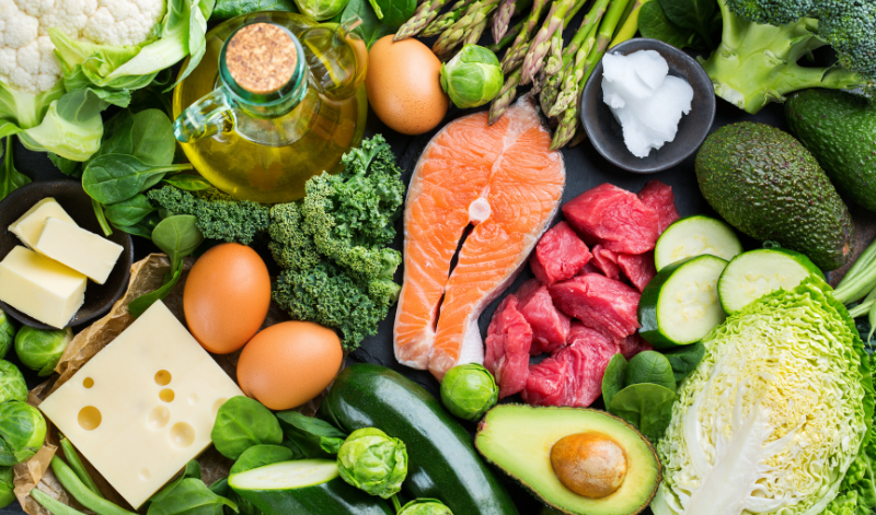 Fleisch, Fisch, Eier, Avocados und grünes Gemüse sind kohlenhydratarme Lebensmittel.