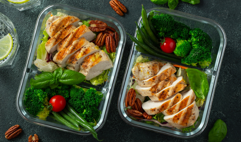 Meal Prep, also die Vorbereitung von Low Carb Gerichten, kann die Kohlenhydratarme Ernährung einfacher machen. Meal Prep, also die Vorbereitung von Low Carb Gerichten, kann die Kohlenhydratarme Ernährung einfacher machen.