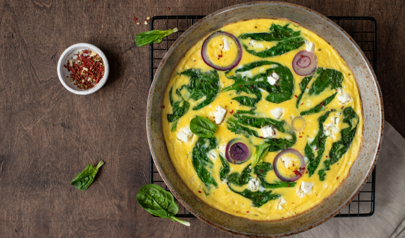 Es gibt viele Low Carb Rezeptideen & -inspirationen - zum Beispiel ein Omelett mit Feta und Spinat