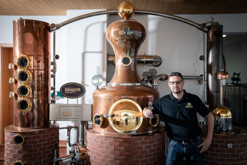 Stefan Marder geht beim Brennen lieber seinen eigenen Weg. Die Auszeichnungen bei den German Whisky Awards 2024 geben ihm Recht. Stefan Marder geht beim Brennen lieber seinen eigenen Weg. Die Auszeichnungen bei den German Whisky Awards 2024 geben ihm Recht.
