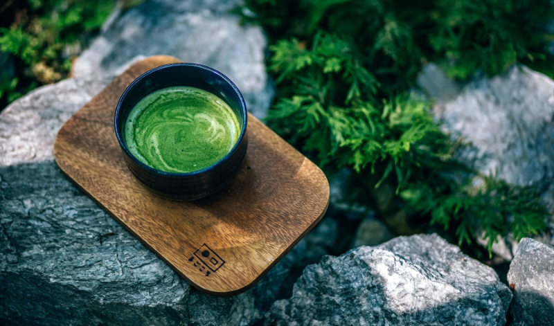 Matcha schmeckt herb, frisch und hat eine angenehme Süße. Wenn richtig zubereitet, hat Matcha eine cremige Textur. Matcha schmeckt herb, frisch und hat eine angenehme Süße. Wenn richtig zubereitet, hat Matcha eine cremige Textur.