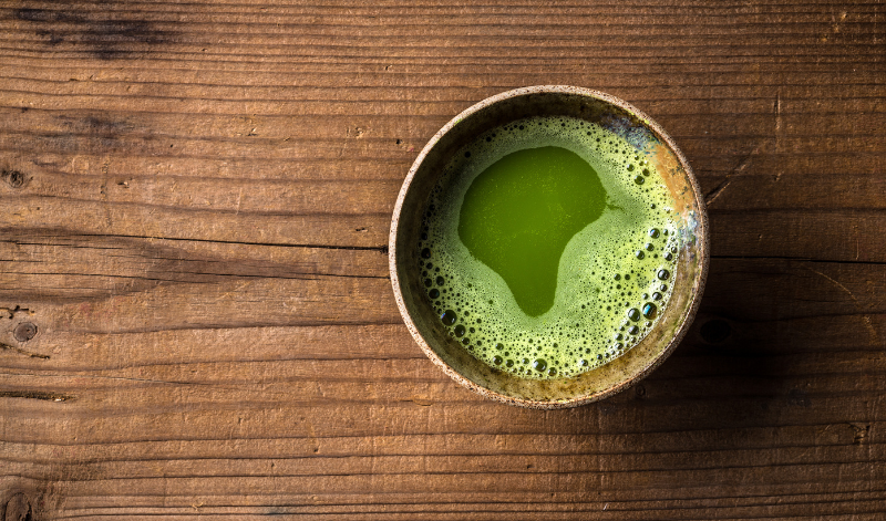 Statt der meditativen Tee-Zeremonie kannst du Matcha auch einfach mit heißem Wasser aufgießen. Statt der meditativen Tee-Zeremonie kannst du Matcha auch einfach mit heißem Wasser aufgießen.