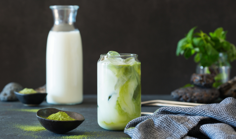 Für einen noch cremigeren Genuss kannst du Matcha auch mit Milch zubereiten Für einen noch cremigeren Genuss kannst du Matcha auch mit Milch zubereiten