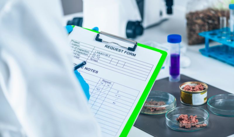 Ein Labortest zur Feststellung des MHD eines Produktes ist in der Regel sehr kostenintensiv, weshalb die meisten Hersteller ihr MHD anders feststellen Ein Labortest zur Feststellung des MHD eines Produktes ist in der Regel sehr kostenintensiv, weshalb die meisten Hersteller ihr MHD anders feststellen