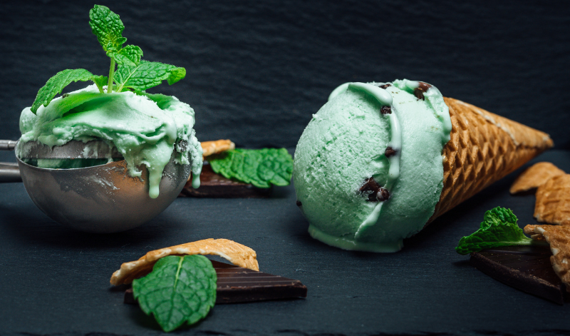 Minze kann vielfältig eingesetzt werden: Ob in Cocktails, Saucen, Dressings, oder leckeren Desserts wie zum Beispiel: Eis. Minze kann vielfältig eingesetzt werden: Ob in Cocktails, Saucen, Dressings, oder leckeren Desserts wie zum Beispiel: Eis.