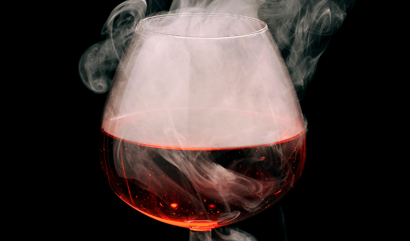 Mit Rauch-Infusionen können Mixologen neue Aromen in Cocktails bringen Mit Rauch-Infusionen können Mixologen neue Aromen in Cocktails bringen