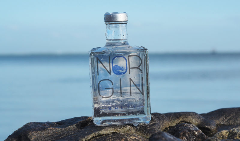 Das Sortiment von NORGIN wächst weiter. So gibt es jetzt auch einen Gin, der mit nordatlantischem Tiefmeerwasser hergestellt wird. Das Sortiment von NORGIN wächst weiter. So gibt es jetzt auch einen Gin, der mit nordatlantischem Tiefmeerwasser hergestellt wird.