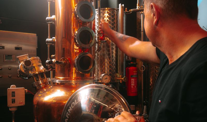 Nicht nur die Ausstattung der Destille ist oberste Qualität - Sven und das B8B-Team arbeiten auch mit einem Wassersommelier zusammen Nicht nur die Ausstattung der Destille ist oberste Qualität - Sven und das B8B-Team arbeiten auch mit einem Wassersommelier zusammen