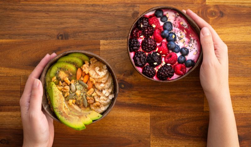 Wenn du einen Heißhunger nach Süßem verspürst, greife am besten auf gehaltvolle Energielieferanten wie frisches Obst oder Nüsse zurück. Wenn du einen Heißhunger nach Süßem verspürst, greife am besten auf gehaltvolle Energielieferanten wie frisches Obst oder Nüsse zurück.
