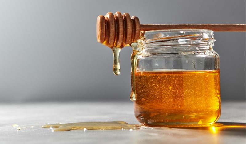 Wer eine natürliche Alternative zu raffiniertem Zucker sucht, sollte am besten auf regionalen Honig zurückgreifen. Der ist - zumindest im Vergleich mit allen anderen Süßstoffen - am wenigsten schädlich für Gesundheit & Umwelt Wer eine natürliche Alternative zu raffiniertem Zucker sucht, sollte am besten auf regionalen Honig zurückgreifen. Der ist - zumindest im Vergleich mit allen anderen Süßstoffen - am wenigsten schädlich für Gesundheit & Umwelt
