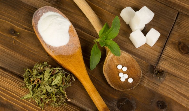 Da Stevia, Xylit & Co. über quasi keine Kalorien verfügen, werden diese Zucker-Alternativen gerne von Diabetikern oder adipösen Menschen verwendet. Doch die Süßstoffe können auch andere gesundheitliche Schäden verursachen Da Stevia, Xylit & Co. über quasi keine Kalorien verfügen, werden diese Zucker-Alternativen gerne von Diabetikern oder adipösen Menschen verwendet. Doch die Süßstoffe können auch andere gesundheitliche Schäden verursachen