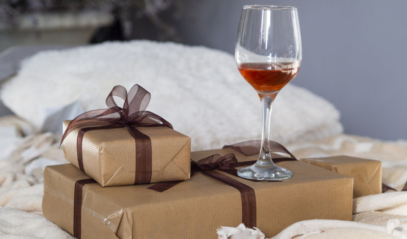 Rum Pakete eignen sich super als Geschenk, weil man so viele unterschiedliche Rumsorten probieren & entdecken kann Rum Pakete eignen sich super als Geschenk, weil man so viele unterschiedliche Rumsorten probieren & entdecken kann