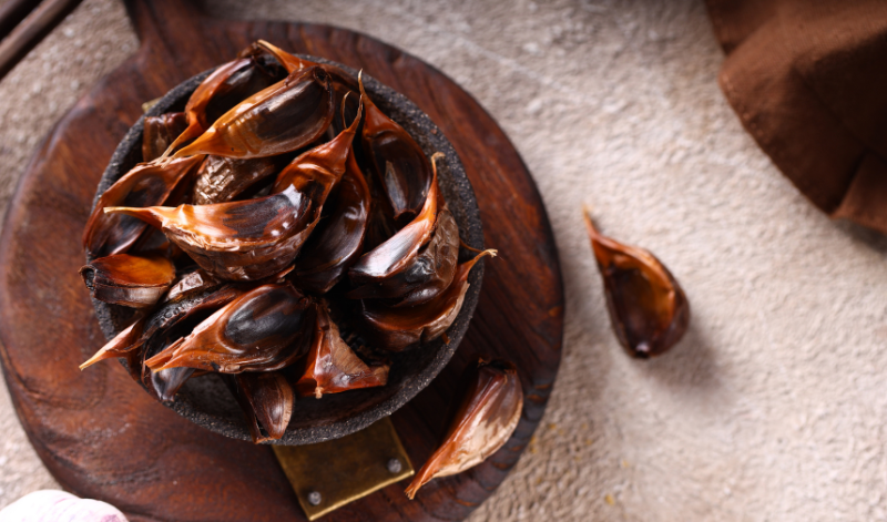 Fermentierter Knoblauch eignet sich hervorragend zum verfeinern von verschiedensten Gerichten, wie Pizza, Marinaden, als Beigabe zu Dressings - oder sogar pur als Snack. Fermentierter Knoblauch eignet sich hervorragend zum verfeinern von verschiedensten Gerichten, wie Pizza, Marinaden, als Beigabe zu Dressings - oder sogar pur als Snack.