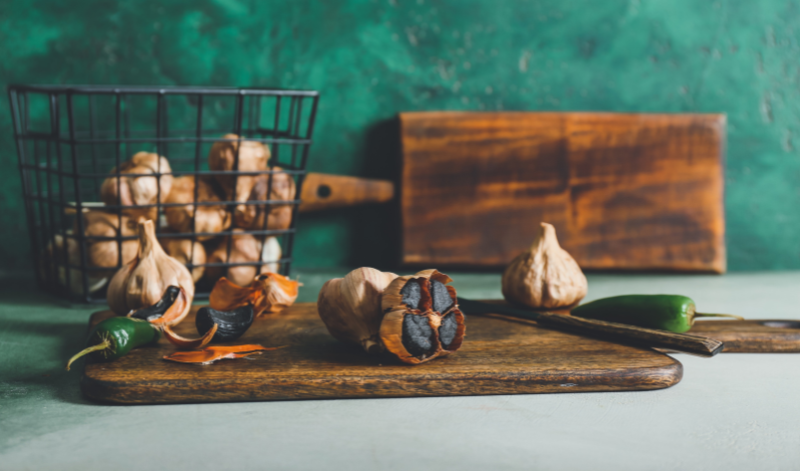 Schwarzer Knoblauch kann sich auch positiv auf die Gesundheit auswirken. So kann der fermentierte Knoblauch antibakteriell wirken und freie Radikale ausbremsen. Schwarzer Knoblauch kann sich auch positiv auf die Gesundheit auswirken. So kann der fermentierte Knoblauch antibakteriell wirken und freie Radikale ausbremsen.