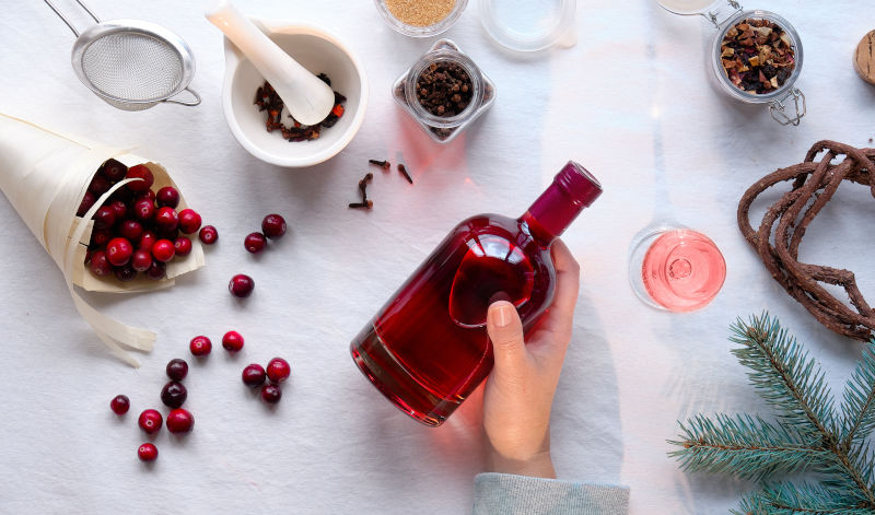 Weihnachtliche Liköre & Schnäpse sind ein tolles Geschenk an Weihnachten und in der Adventszeit Weihnachtliche Liköre & Schnäpse sind ein tolles Geschenk an Weihnachten und in der Adventszeit