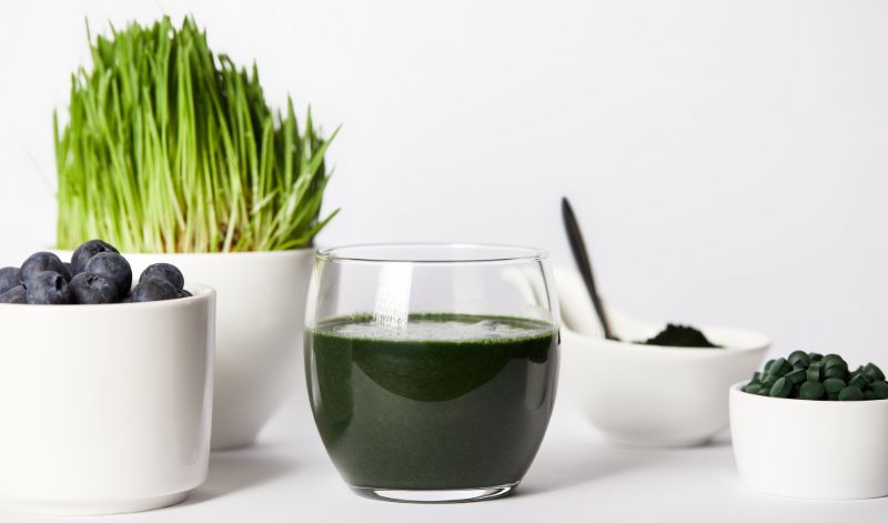 Spirulina und Chlorella können sowohl in Säften und Smoothies, als auch in Saucen oder für Joghurt und Müsli verwendet werden.