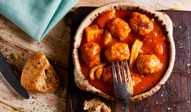 Albóndigas sind kleine Hackfleischbällchen in Tomatensauce und zählen zu den Klassikern unter den Tapas-Gerichten. Albóndigas sind kleine Hackfleischbällchen in Tomatensauce und zählen zu den Klassikern unter den Tapas-Gerichten.