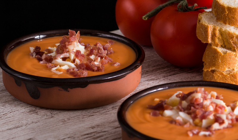 In Andalusien wird häufig Salmorejo gereicht, eine cremige Tomatensuppe. In Andalusien wird häufig Salmorejo gereicht, eine cremige Tomatensuppe.