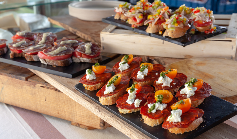 Im Norden Spaniens reicht man Tapas vor allem als kleine, belegte Brote. Im Norden Spaniens reicht man Tapas vor allem als kleine, belegte Brote.