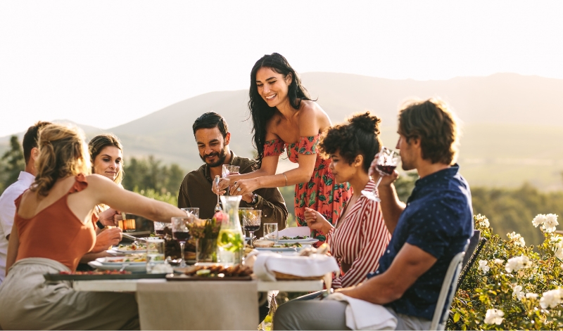 Tapas sind kleine Gerichte, die gerne als Vorspeisen oder Zwischenmahlzeit gereicht werden. Dabei steht vor allem das Teilen & das gesellige Miteinander im Vordergrund. Tapas sind kleine Gerichte, die gerne als Vorspeisen oder Zwischenmahlzeit gereicht werden. Dabei steht vor allem das Teilen & das gesellige Miteinander im Vordergrund.
